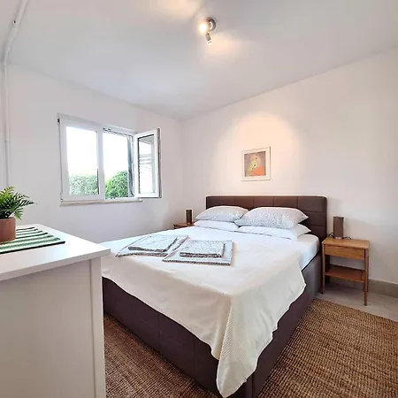 Ema Apartment